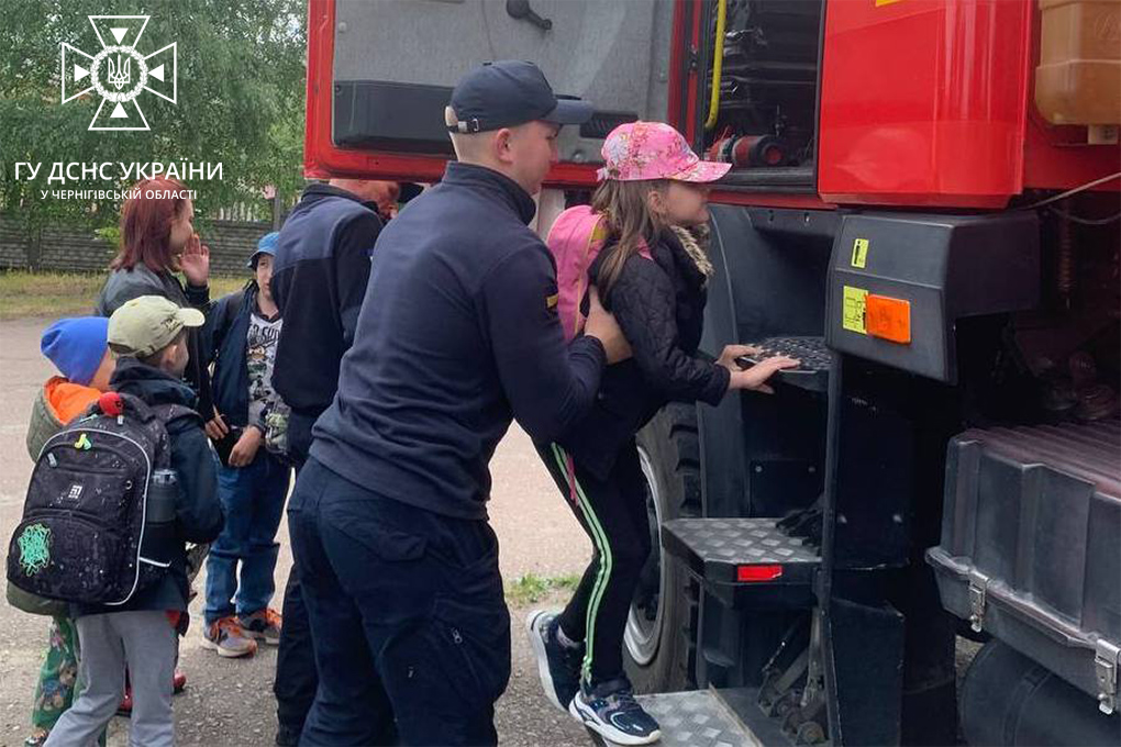 Рятувальники завітали з екскурсією до учнів Ніжинської гімназії